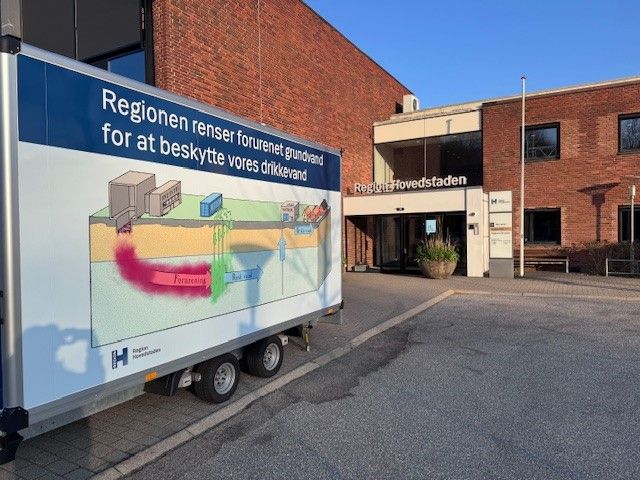 Bå billedet ses det mobile laboratorium