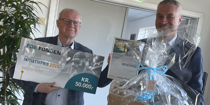 Prisoverrækkelse af FDE Fondens Initiativpris 2025 til Dania Connect A/S, som blev tildelt prisen for sit målrettede arbejde med arbejdsmiljø og reduktion af miljøaftrykket i transporten. Til venstre ses Jens Iwer Petersen (formand, FDE Fonden). Til højre ses Lars Sørensen (COO, Dania Connect A/S)