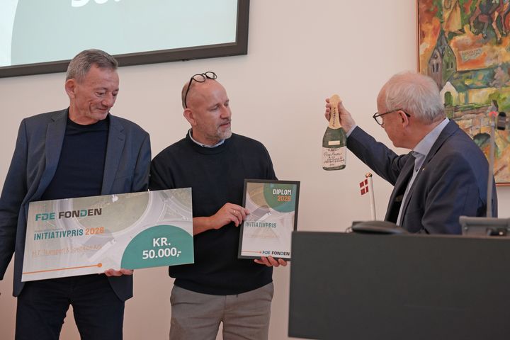 Overrækkelse af FDE Fondens Initiativpris til H.T. Transport & Spedition ved ITD’s generalforsamling den 28. marts 2026. Fra venstre: Jørgen Poulsen (bestyrelsesformand, H.T. Transport & Spedition), Thomas Bass (afdelingsleder, H.T. Transport & Spedition) og Jens Iwer Petersen (formand, FDE Fonden).