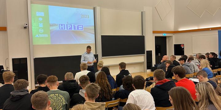 Elever lytter til oplæg under Transportugen 2025