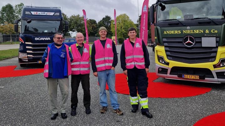 De fire lokale chauffører, der deltog i Lastbilkaravanen 2026 i Hinnerup. Fra venstre: Jens Aage Pedersen fra Vindelsbæk Transport, Jens Jørgen Juul Larsen fra Ancotrans, Martin Risom fra L.M. Transport og Mikkel Wind Rasmussen fra Frode Laursen.