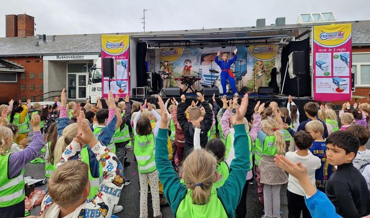 Lastbilkaravanens store trafiksikkerhedsshow med band og karakteren "Magda" som frontfigur.