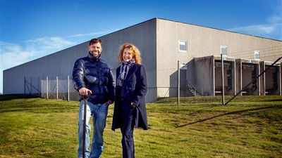 Head of E-Commerce & Marketing i  Salling Online, Kenneth Holm Nørgaard (tv) og direktør i Salling, Marianne Bedsted (th), tager første spadestik til udvidelsen af autostore-lageret i Skejby.