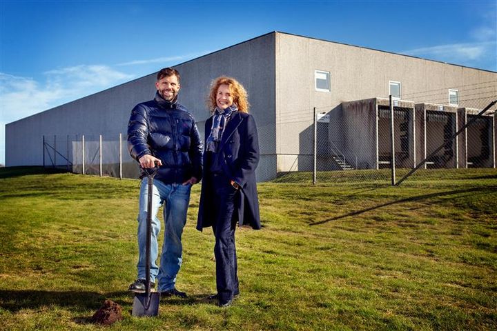 Head of E-Commerce & Marketing i  Salling Online, Kenneth Holm Nørgaard (tv) og direktør i Salling, Marianne Bedsted (th), tager første spadestik til udvidelsen af autostore-lageret i Skejby.