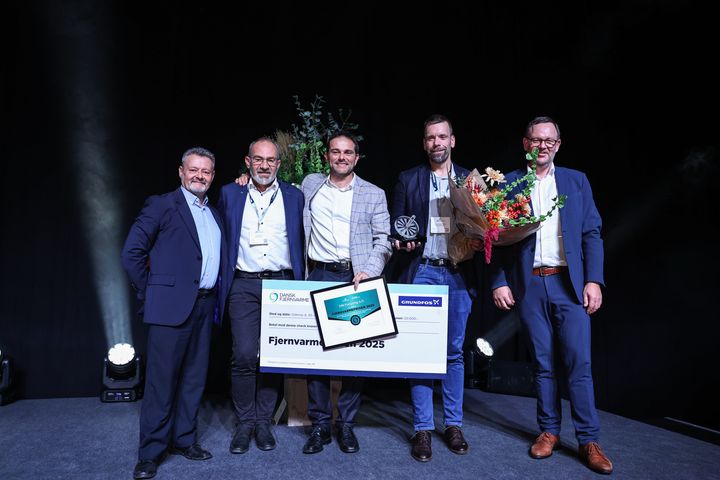 Vinderne af Fjernvarmeprisen 2025 blev DIN Forsyning på scenen til Dansk Fjernvarmes landsmøde.