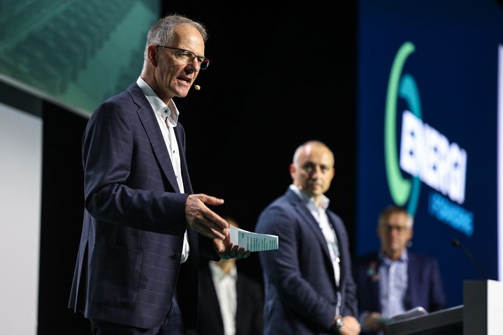 Direktør for det århusianske forsyningsselskab Kredsløb, Bjarne Munk Jensen (TV), præsenterede sammen med direktør for Innargi, Samir Abboud (MF) på Dansk Fjernvarmes Landsmøde 2025, at der blev åbnet for geotermi til fjernvarmeforbrugere i Aarhus. Det er en stor dag for fremtidens fjernvarme, sagde direktør for Dansk Fjernvarme, Kim Mortensen (TH).