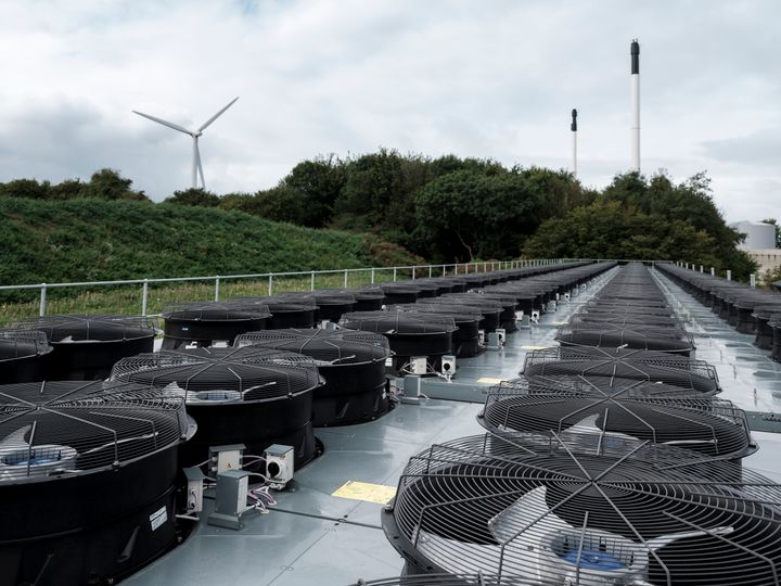 På billedet ses et stort varmepumpeanlæg, som producerer varme til fjernvarmeforbrugere. Varmepumpen er en del af en stigende udvikling i elektrificering af fjernvarmeproduktionen.