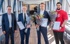 Fra venstre ses formanden for Elektrofondet i IDA, Poul Toft Frederiksen fra Grundfos, sammen med fra vinderen af Videnskabsprisen, David Arge Klevang, og de to vindere af kandidatpriserne, Rune Hansen og Vitale Jorgensen (th).