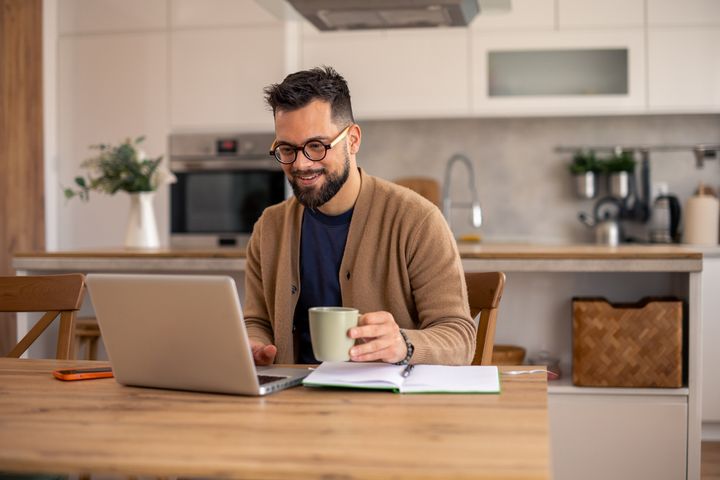 Muligheden for at arbejde hjemmefra fra tid til anden hænger uløseligt sammen med oplevelsen af at have et fleksibelt arbejdsliv. Det viser nye tal fra IDA.