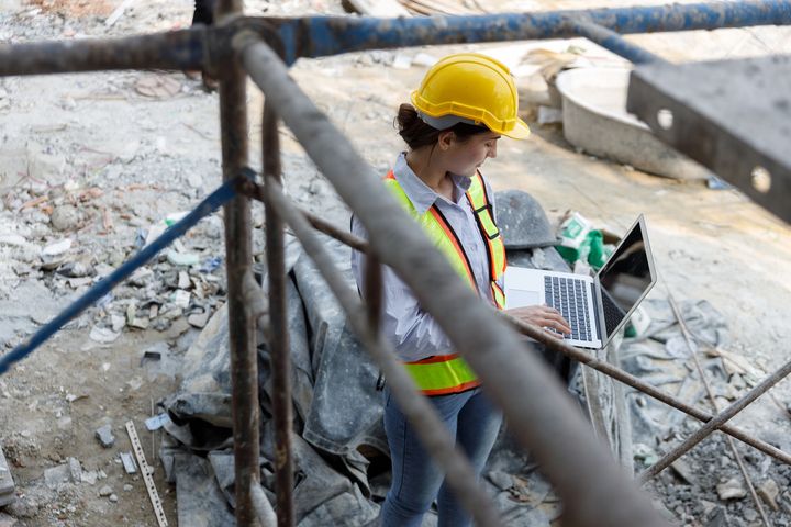 Nyuddannede kvinder indenfor STEM får i gennemsnit en startløn, der er omtrent 1.200 kr. lavere end deres mandlige kolleger.