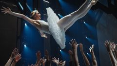 Nyudnævnt solodanser Astrid Elbo bliver kastet op i luften af sine jublende kollegaer i balletten foto: Maria Albrechtsen Mortensen