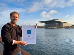 Kim Fridbjørg, chef for grøn omstilling på Det Kongelige Teater, med Green Key-certificeringen for Operaen