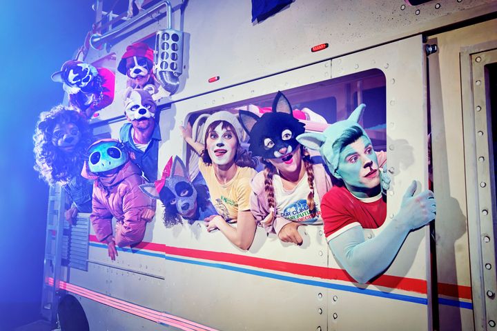 Den fantastiske bus i Skuespilhuset // Medvirkende: Alvin Olid Bursøe, Mads Rømer Brolin-Tani, Camilla Bang, Morten Brovn, Kitt Maiken Mortensen, Sara Fanta Traore, Karla Rosendahl, Carla Eleonora Feigenberg, Jonathan Bergholdt Jørgensen.