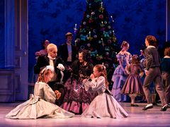 Karakterdansere Morten Eggert som bedstefar og Anne Marie Vessel Schlüter som bedstemor med corps de ballet. Foto: Henrik Stenberg