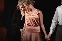 Bodil Jørgensen, Emilie Kroyer Koppel og Joachim Kubel i 'Indenfor murene'