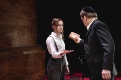 Emilie Kroyer Koppel og Jens Albinus i Indenfor murene