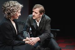 Bodil Jørgensen og Jens Albinus i 'Indenfor murene'