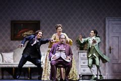 Don Pasquale med Theodore Platt, Louise McClelland Jacobsen, Markus Schwartz, Santiago Ballarini. Foto: Miklos Szabo