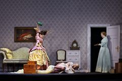 Don Pasquale med Louise McClelland Jacobsen, Markus Schwartz og Anna-Marie Sullivan. Foto: Miklos Szabo