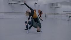 Solist Sebastian Haynes og solodanser Astrid Elbo i prøvesal til Akram Khans "Lady Macbeth"
