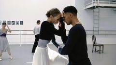 Emma Riis-Kofoed og Sebastian Pico Haynes under prøverne på "Jane Eyre". Foto: Tejs Holm