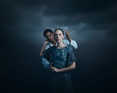 Emma Riis-Kofoed som Jane Eyre og Sebastian Pico Haynes som Edward Rochester. Foto: Klaus Vedfelt