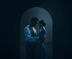 Emma Riis-Kofoed som Jane Eyre og Sebastian Pico Haynes som Edward Rochester. Foto: Klaus Vedfelt
