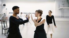 Solist Sebastian Pico Haynes med koreograf Cathy Marston og solodanser Emma Riis-Kofoed. Foto: Tejs Holm