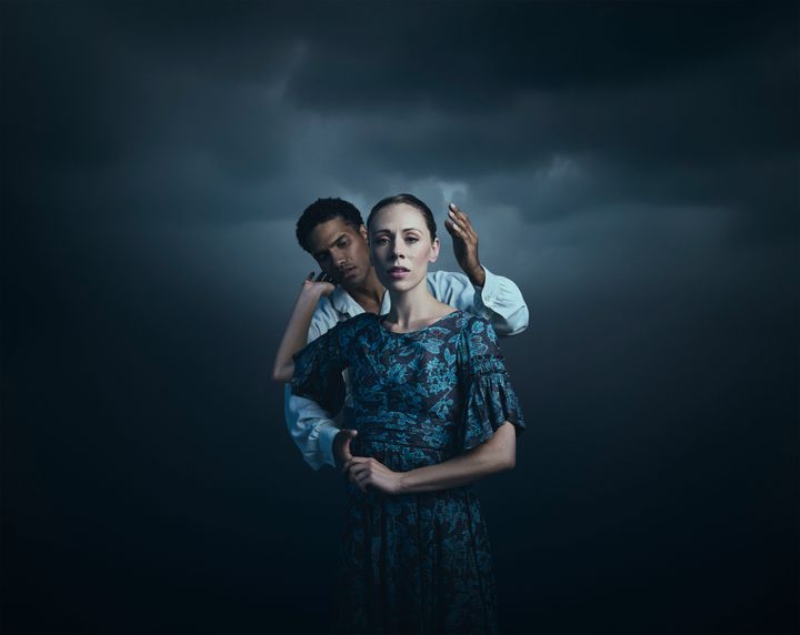 Emma Riis-Kofoed som Jane Eyre og Sebastian Pico Haynes som Edward Rochester. Foto: Klaus Vedfelt