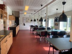 Naturskolens lokale med borde og håndvaske.