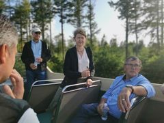 Formand for Årets Landsby Helene Simoni Thorup på rundvisning i naturområderne ved Borris