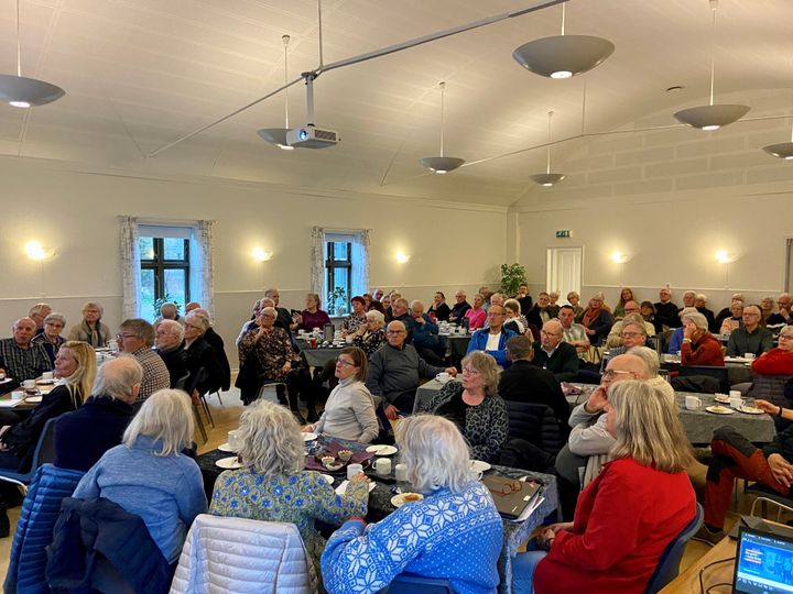 Engagerede borger i Ejby diskuterer ønsker til boligudvikling og energirenovering af eksisterende huse.