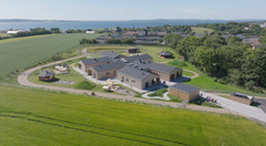 I Sennels ligger det nyopførte børnehus Fjordliv med plads til 80 børnehavebørn og 20 vuggestuebørn.