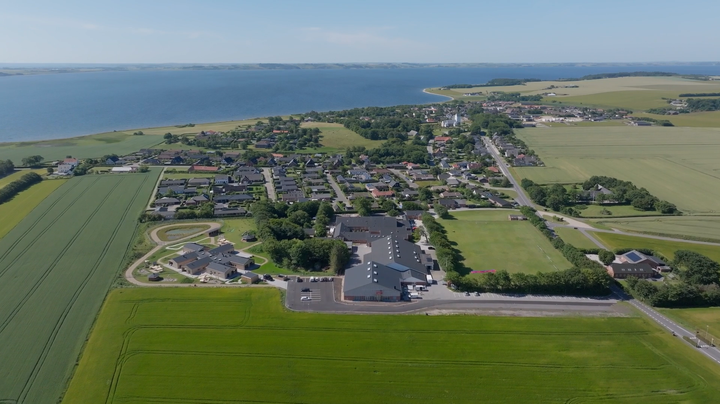 Sennels har ca. 950 indbyggere og landsbyen ligger smukt ud til Limfjorden i Thy.