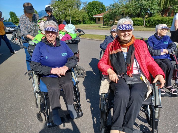 Sundhedslandsbyen Nørager har koblet sig på ”Royal Run-bølgen” og lavet Nøragers egen version af løbet. Nøragers ”Royal Side Run” er for alle – lige fra børn i dagplejen og til ældre på friplejehjemmet. Alle mødes i løbesko for at gå, løbe eller rulle med rollatoren rundt på stisystemet. På den måde har Nørager fået sin egen folke-løbe-fest.