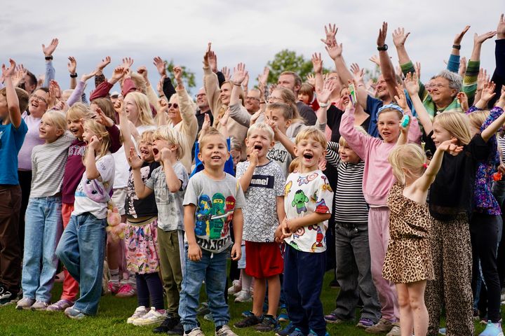 Glæden var stor i Sennels, da de løb med sejren som Årets Landsby 2025.