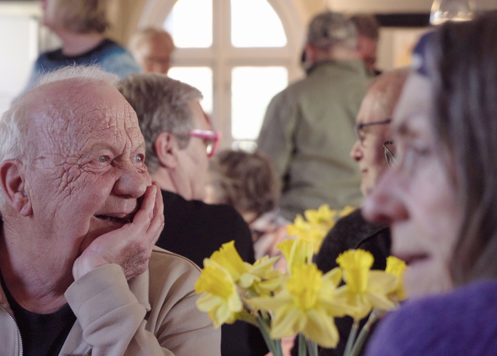 Sundhedslandsbyerne har allerede vist, at lokale fællesskaber gør en forskel for trivslen. Det mærkes blandt andet i landsbyen Ommel, hvor borgerne samles til fredagsbar.