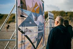 Kunster og forsker Rikke Luther har skabt en scenografisk installation ’The Sand Bank, 2018 (2023-version)’.