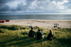 Som en del er udstillingen er der også performances. På Blåvandshuk Strand opfører Molly Haslund sin performance Uendelig, hvor kunstneren drager ud på en vandring, som alle kan deltage i. På restauranten Høfde4 ved Hvidbjerg Strand inviterer Kasper Hesselbjerg på en gastronomisk oplevelse med det spiselige værk ’Shrimp Soup Ceremony’. De deltagende kan opleve en meditativ, sanselig og tankevækkende spisesituation, hvor sand er på menuen.