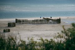 Kunstnerduoen Hanne Nielsen og Birgit Johnsens værk ’Power of a simple bubble’. Duoen har udover den 40 meter store installation på stranden også et videoværk, der kan opleves i Blåvandshuk Fyr.