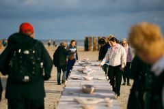 Kunstnerduoen Spacegirls 30 meter lange værk med 450 håndstøbte og pastelfarvede elementer i biobeton, der er et materiale bestående af lokale råstoffer som knuste muslingeskaller og sand. På workshops i udstillingsperioden kan besøgende selv prøver kræfter med materialet og lave sin egne støbninger og bidrage udviklingen af værket.