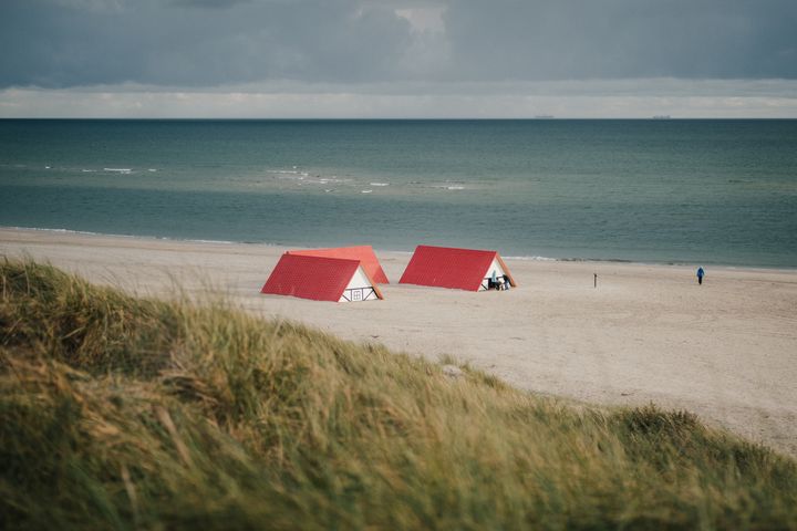 Sådan så kunstner Kåre Frangs nedsunkne bondegård og kunstværk Head-in-the-sand ud, før bølgerne tirsdag omsluttede den og de andre kunstværker på stranden ved Blåvand.