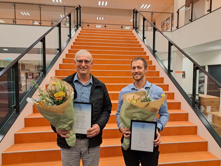 Til årets landbrugsmøde i Varde Kommune modtog John Hansen (tv) Iværksætter- og udviklingsprisen og Kent Davidsen (th) modtog prisen som Årets unge landmand.