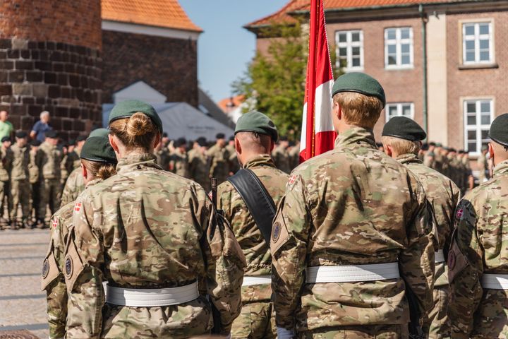 Varde Kommune er hjemkommune for flere af Forsvarets garnisoner og Hjemmeværnet. Billedet er fra sidste års Nationale Flagdag, hvor udsendte og veteraner hyldes for deres indsats for Danmark.