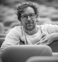 Jens Fausing er instruktør og scenograf på Opgøret. Foto: Lasse Westfall