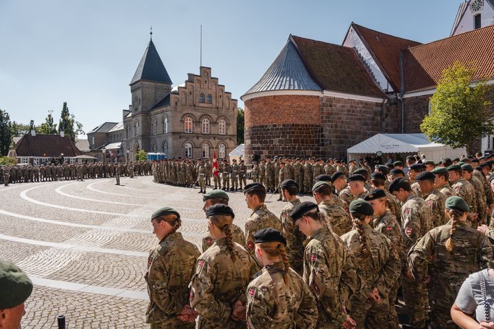 Varde Kommune markerer Flagdag for Danmarks udsendte med en stor parade på Torvet i Varde.