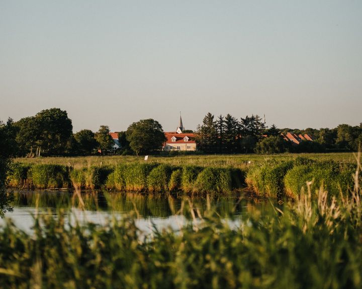 Alle seks partier i Varde Byråd er gået sammen om en politisk aftale, der skal sikre, at fremtidens energiprojekter kommer Varde Kommunes lokalsamfund til gode.