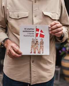 Rabatordningen symboliseres med dette klistermærke i butiksvinduet.