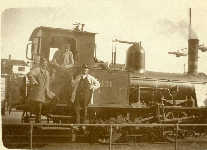Gennem 150 år har togene kørt på Den vestjyske længdebane. Det fejres den 23. august med en stor togfestival på Varde Station og flere mindre, lokale arrangementer langs skinnerne.