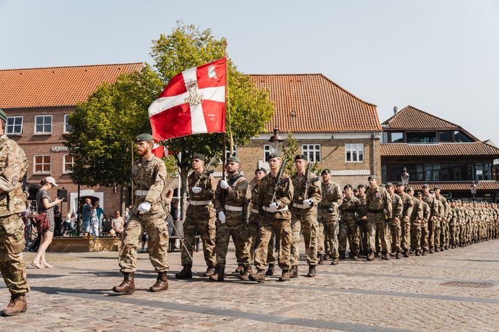 Varde Kommune markerer Flagdag for Danmarks udsendte med en stor parade på Torvet i Varde.